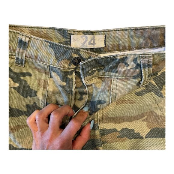 Free People Size 24 Remy Camo Print Jeans High Rise Wide Leg Cargo Pants Pockets - Picture 11 of 12
